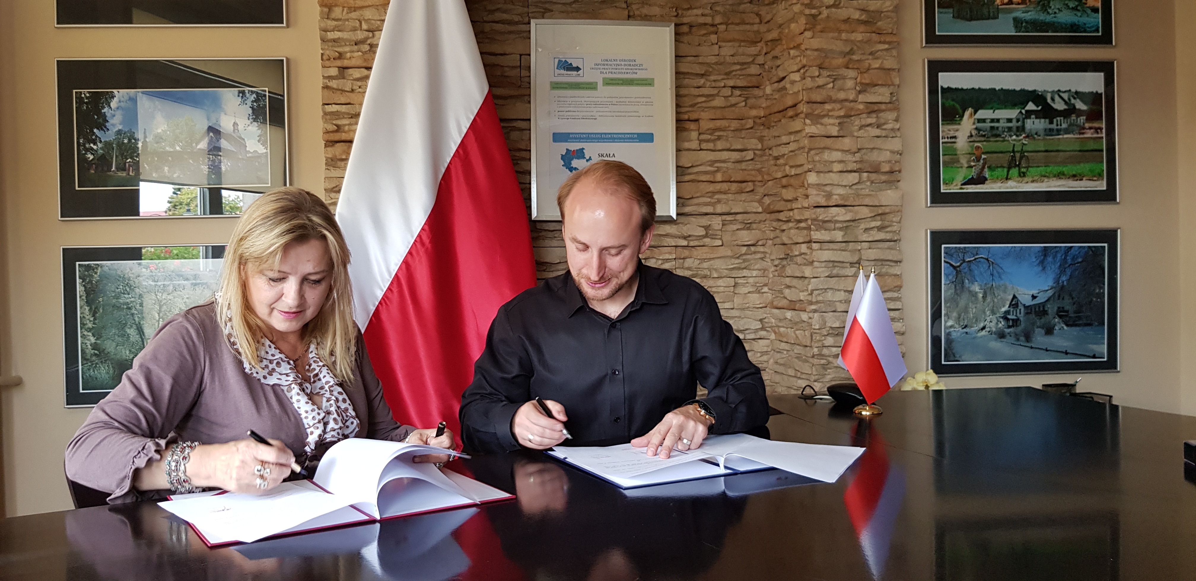 Dyrektor Urzędu Pracy Powiatu Krakowskiego oraz Wójt Gminy Skała pdpisują porozumienie